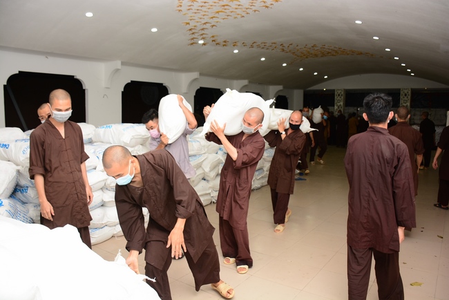 Chùa Hoằng Pháp: Tiếp tục hỗ trợ người dân khó khăn trong đại dịch Covid (đợt 8)